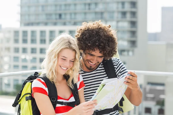 Junges Paar schaut auf Landkarte — Stockfoto