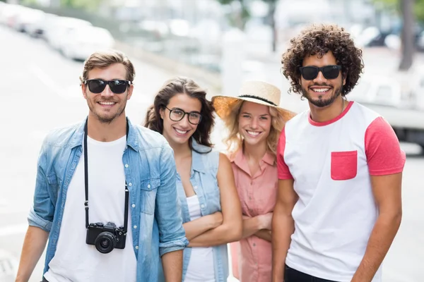 Amici in posa presso la fotocamera — Foto Stock