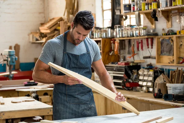 Charpentier travaillant sur son métier — Photo