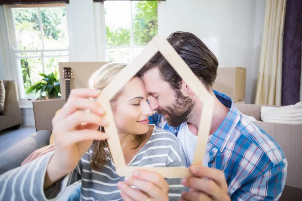 Coppia abbracciando mentre si tiene il ghiacciolo — Foto Stock