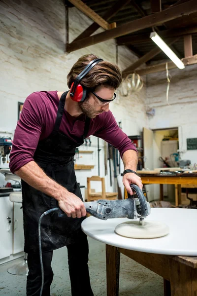 Schreiner arbeitet an seinem Handwerk — Stockfoto