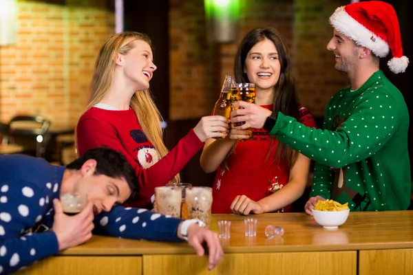 Amigos sorridentes com acessório de Natal — Fotografia de Stock