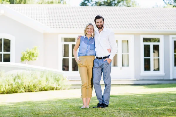 Portrait of happy couple standing with arm around — Stock Photo, Image