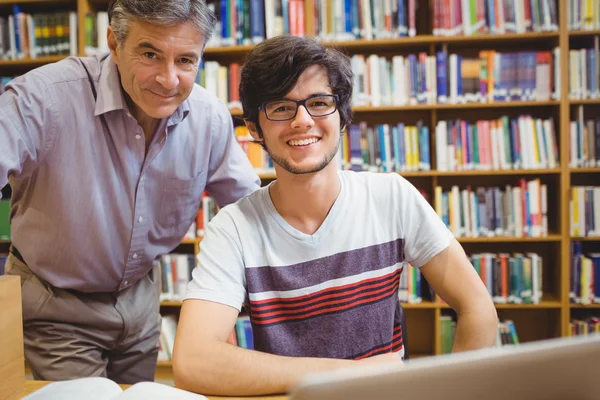 Portrait d'étudiant souriant avec professeur — Photo