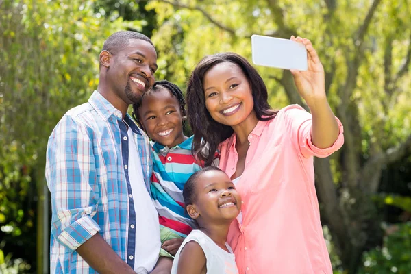 Glad familj med bild — Stockfoto
