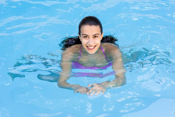 Belle femme dans la piscine — Photo