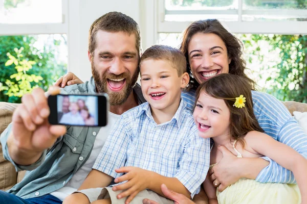 Famiglia sorridente che si fa selfie — Foto Stock