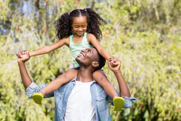 Familia feliz divirtiéndose — Foto de Stock