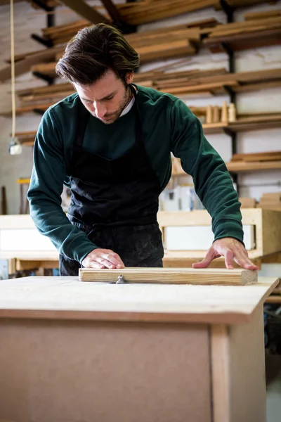 Schreiner arbeitet an seinem Handwerk — Stockfoto