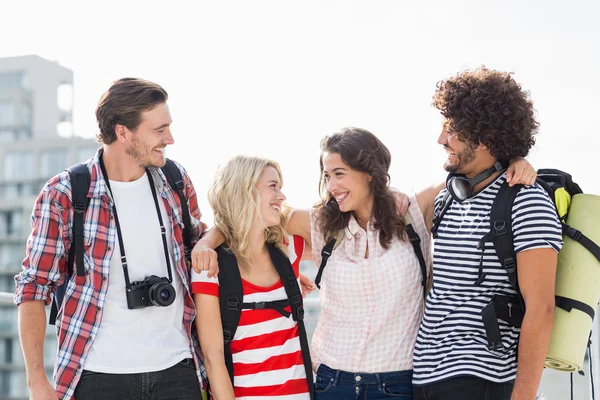 Vänner leende på terrassen — Stockfoto