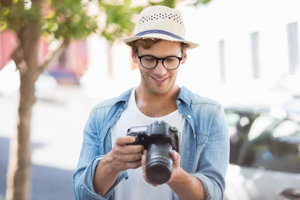 Jonge man op zoek naar camera — Stockfoto