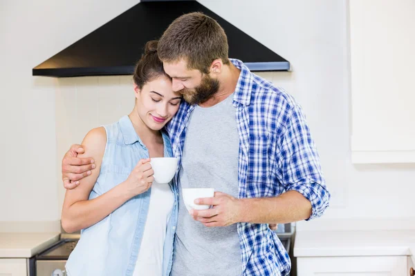 Genç çift holding fincan kahve — Stok fotoğraf
