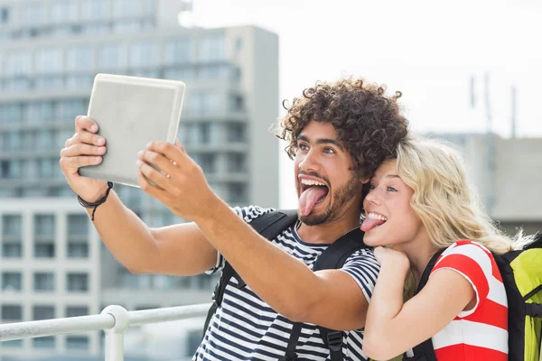 Jeune couple prenant un selfie avec tablette numérique — Photo