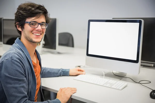 Portret szczęśliwy uczeń za pomocą komputera — Zdjęcie stockowe