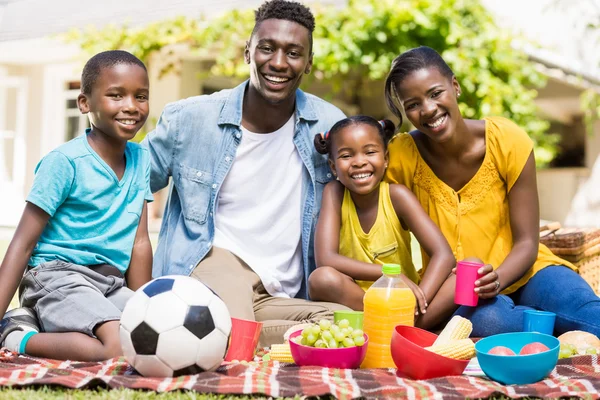 Familia feliz posando juntos — Foto de Stock