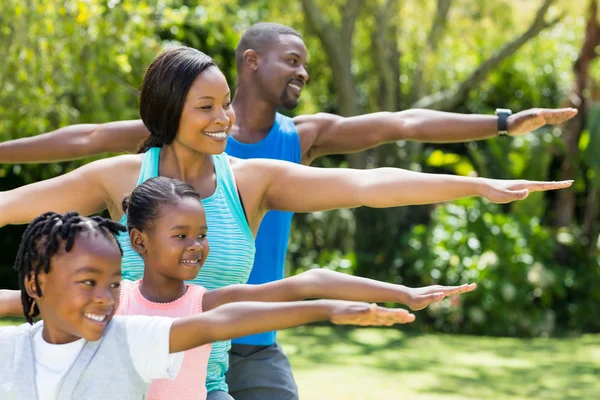 Glückliche Familie entspannt zusammen — Stockfoto