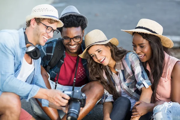 Mann zeigt seinen Freunden Fotos in Kamera — Stockfoto