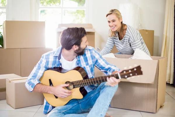 Uomo che suona la chitarra mentre donna — Foto Stock