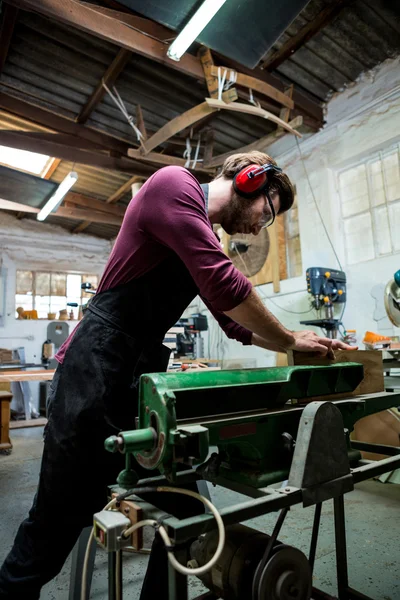 Schreiner arbeitet an seinem Handwerk — Stockfoto