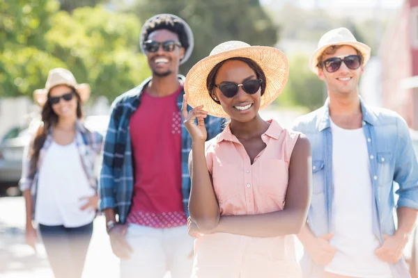 Freunde lächeln in die Kamera — Stockfoto