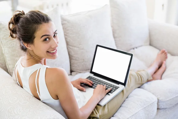 Junge Frau mit Laptop — Stockfoto