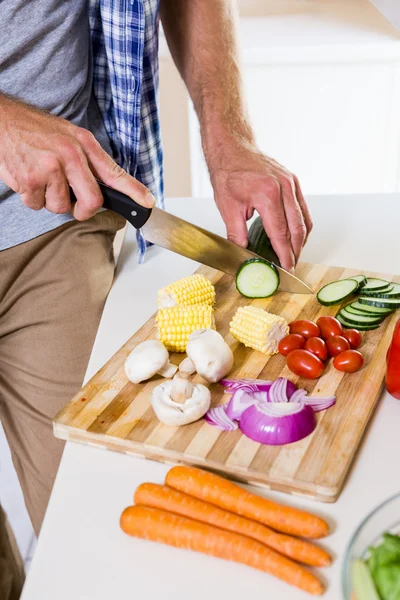 Homem cortando vegetais — Fotografia de Stock