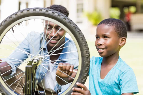 幸福的家庭修理自行车 — 图库照片