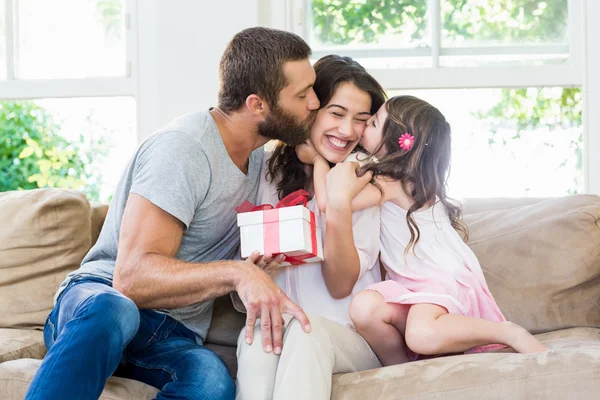 Mãe recebendo um presente de seu marido e filha — Fotografia de Stock