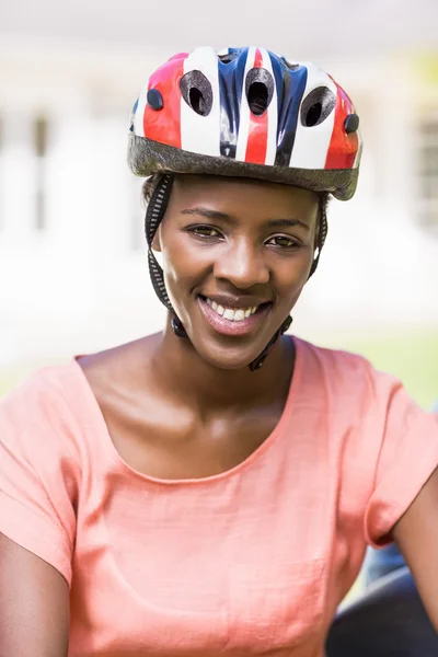 Mulher feliz usando seu capacete — Fotografia de Stock