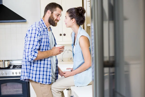 Pareja mirando entre sí — Foto de Stock