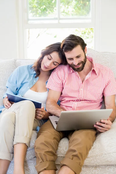 Coppia utilizzando Tablet digitale e laptop — Foto Stock