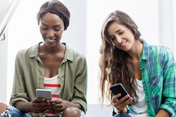 Amigos usando teléfono móvil —  Fotos de Stock