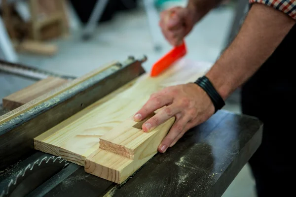 Schreiner arbeitet an seinem Handwerk — Stockfoto