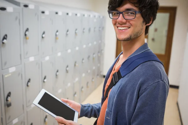 Portret student za pomocą cyfrowego tabletu w szatni — Zdjęcie stockowe
