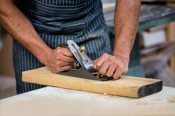 Schreiner arbeitet an seinem Handwerk — Stockfoto