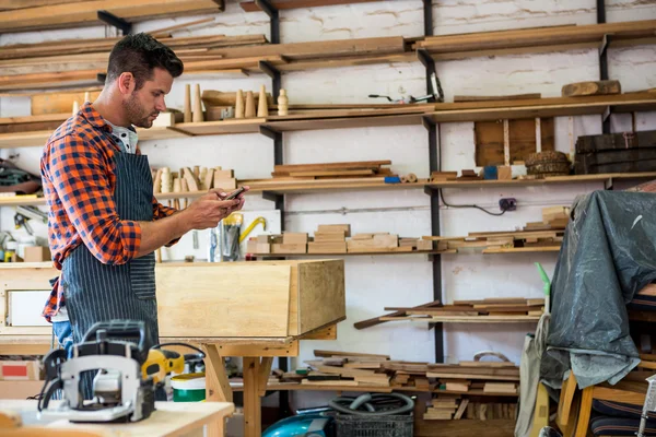 Carpenter working on his craft — Stock Photo, Image