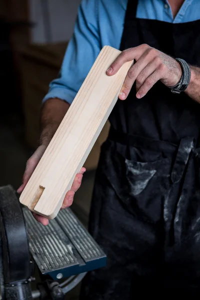 Schreiner arbeitet an seinem Handwerk — Stockfoto