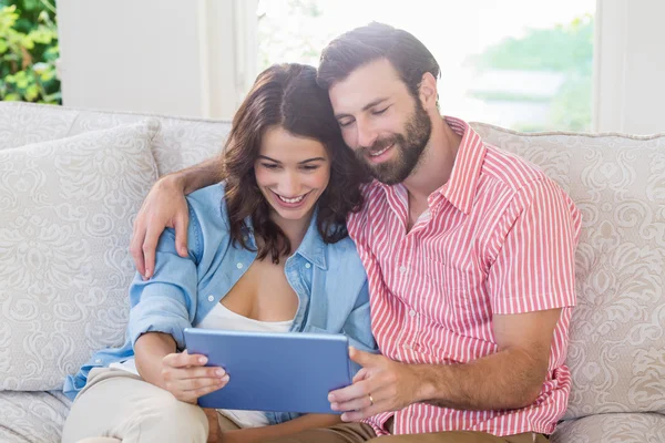 Paar zitten op de bank en met behulp van digitale tablet — Stockfoto