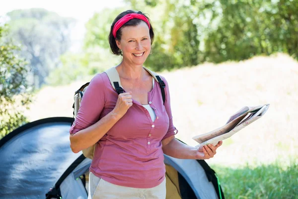 Seniorin lächelt — Stockfoto