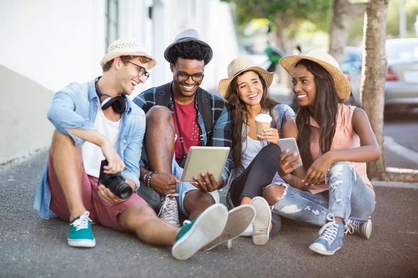 Prieteni care folosesc tabletă digitală și telefon mobil — Fotografie, imagine de stoc