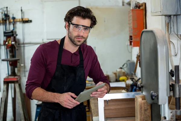 Carpenter je pózovat s jeho tablet — Stock fotografie