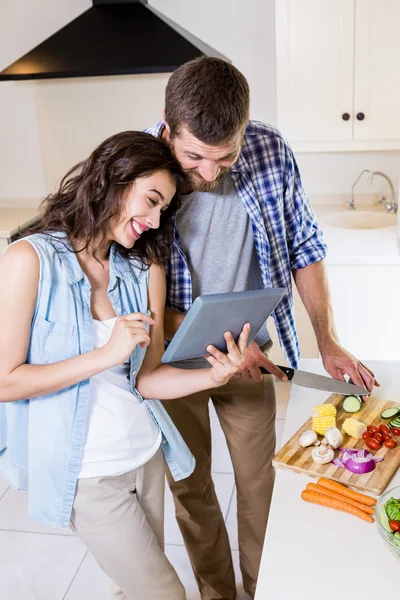 Frau nutzt digitales Tablet — Stockfoto