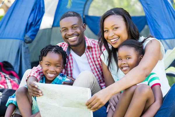 Familia feliz posando juntos — Foto de Stock