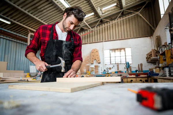 Carpenter working on his craft — Stock Photo, Image