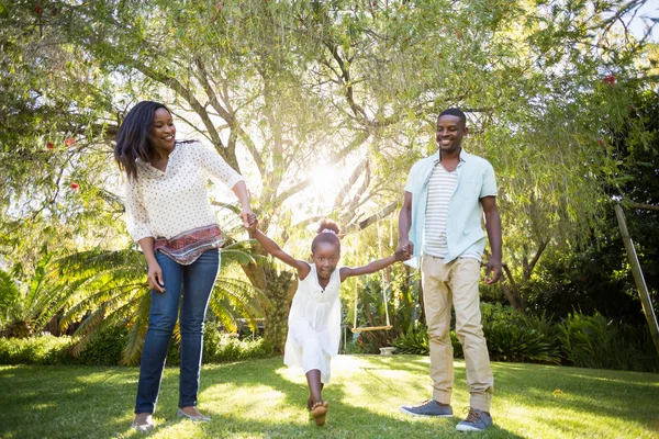 Familia feliz divirtiéndose —  Fotos de Stock