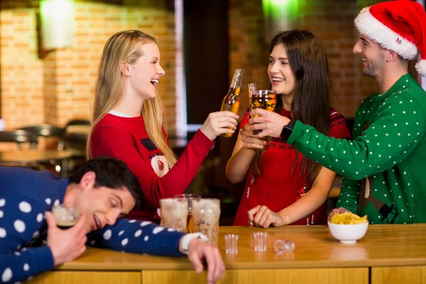 Amici sorridenti con accessorio natalizio — Foto Stock