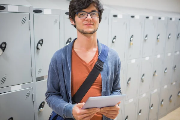 Porträt eines Studenten mit digitalem Tablet in der Umkleidekabine — Stockfoto