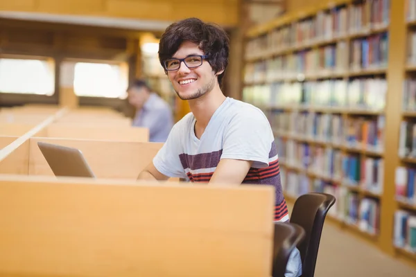 Retrato de jovem estudante feliz usando seu laptop — Fotografia de Stock