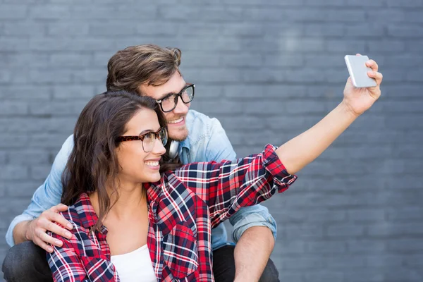 Ungt par i glasögon med en selfie — Stockfoto