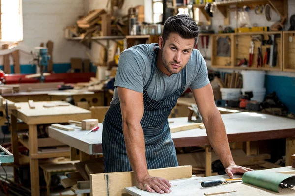 Carpenter je pózování — Stock fotografie